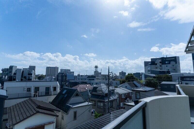 まわりには高い建物が少なく、視界が遠くまで抜ける眺望です。