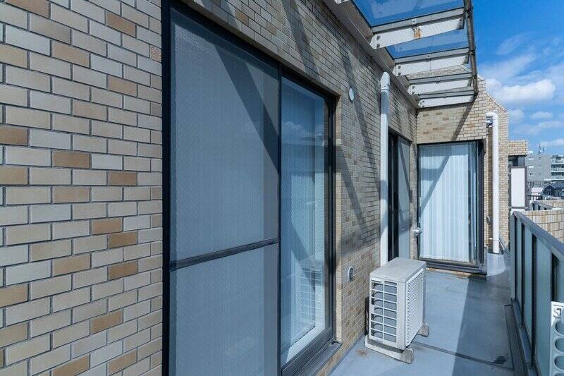 バルコニーは庇（ひさし）付き。物干し金具が備わっています。