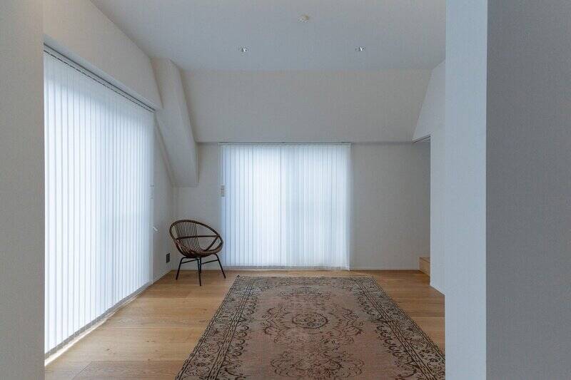 緩やかに区切られたリビングスペース。右手奥に進むと……？