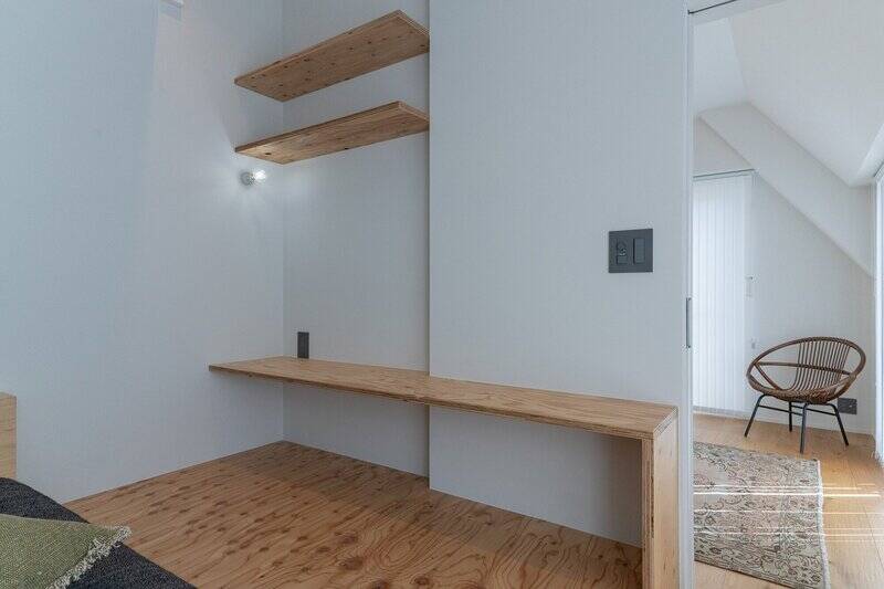 洋室Aは、隠れ家のようなお籠もり感が心地よい空間。造り付けの棚とデスクがあります。