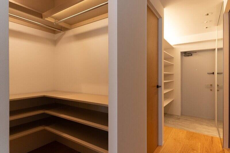 廊下には約1.8帖もの広さがあるウォークインクローゼット（WIC）が。枕棚とハンガーパイプに加え、下部に3段分の棚を設けた仕様で、日用品のストックから掃除機などの家電まで効率よく収納できそう。