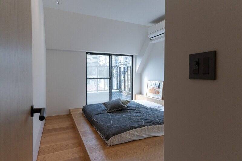 洋室Bは南西・北西の二面採光。ベッドスペースは小上がりになっており、主寝室にふさわしい落ち着いた雰囲気です。