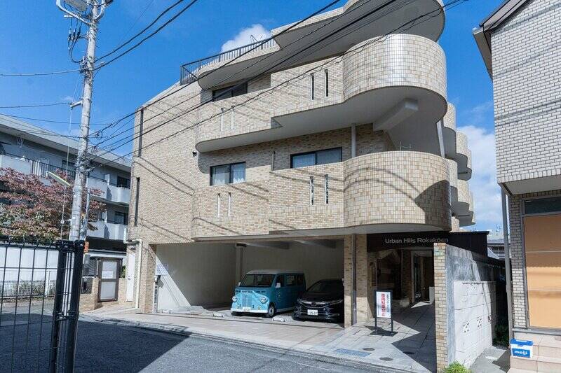 1990年に竣工した、総戸数11戸の小規模マンション。エントランスはオートロック・宅配ボックス付きです。