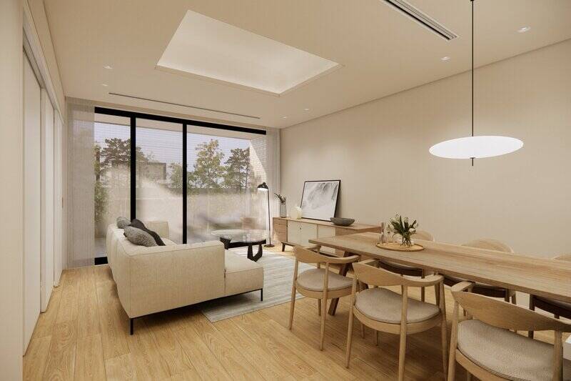 まずはLDKから。広さは約17.5帖で、北東向きのハイサッシからテラスが見える開放的な空間です。