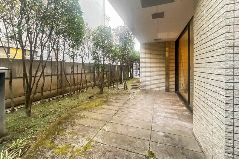 テラスの広さは約14㎡。半円のコンクリートタイルが印象的です。