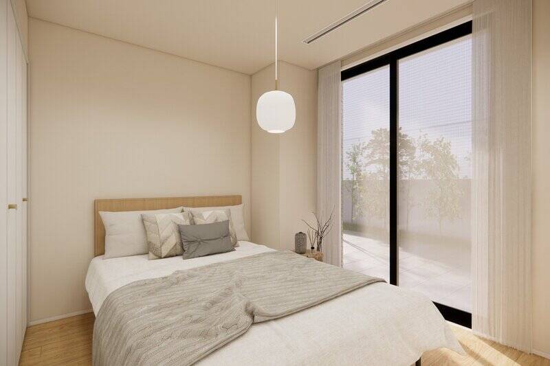 テラスに面する洋室Aはダブルベッドが置ける広さ。LDKと同じく、こちらもハイサッシの窓からテラスを望む空間です。