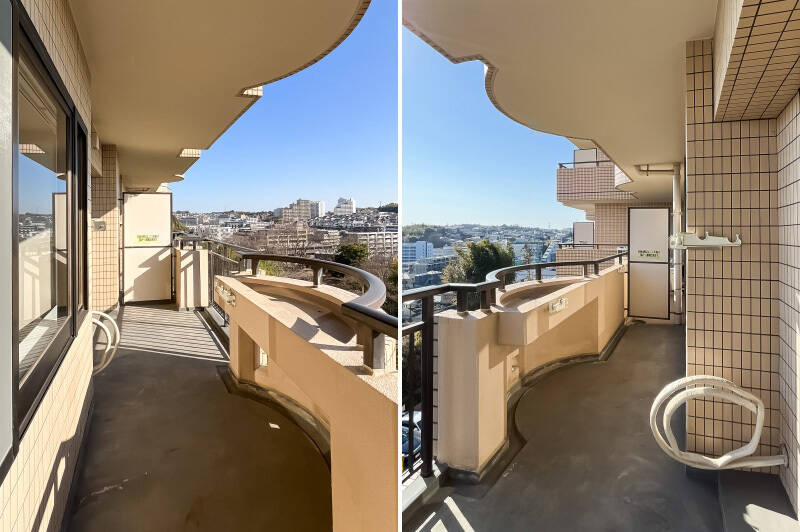 左右どちらを見渡しても抜けアリ。これぞ高台の恩恵！ お洗濯物がカラッと乾きそうですし、アーチを描く花台も素敵です。