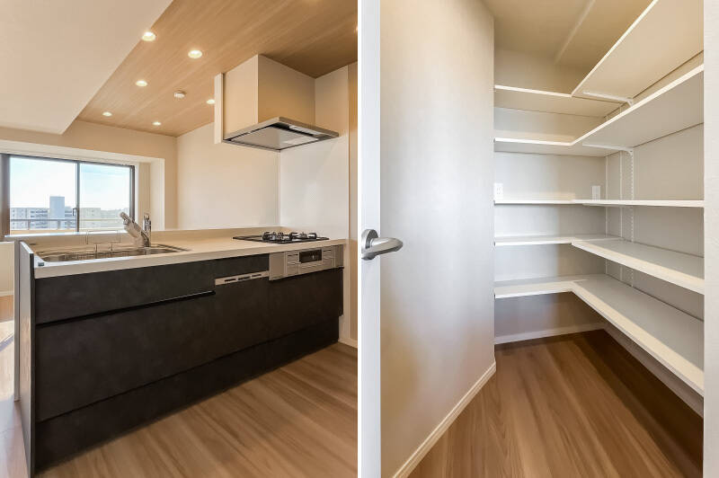 <b>左・</b>キッチン面材はアクセントクロスと同様にブラック。3口ガスコンロ、グリル、食洗機付きです。／<b>右・</b>背後の扉の先にはたっぷり棚が用意されたパントリー。可動式で中央にはコンセントも2箇所ありますよ。