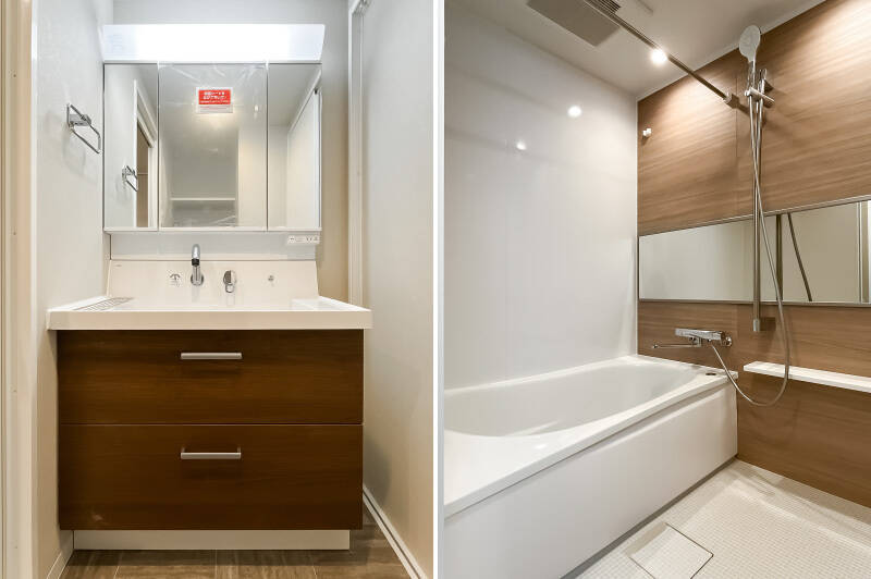 <b>左・</b>洗面化粧台の対面に洗濯機置き場があります。／<b>右・</b>ユニットバスの壁面も木目調。