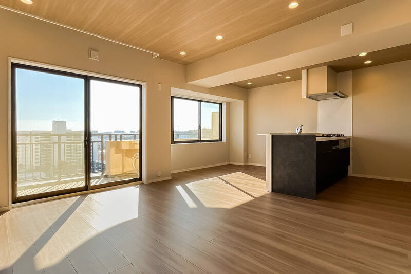 南東向き、約13.8帖のLDK。床と天井が木目でサンドイッチされ、あたたかな日差しと相まってぬくぬくな空間です。