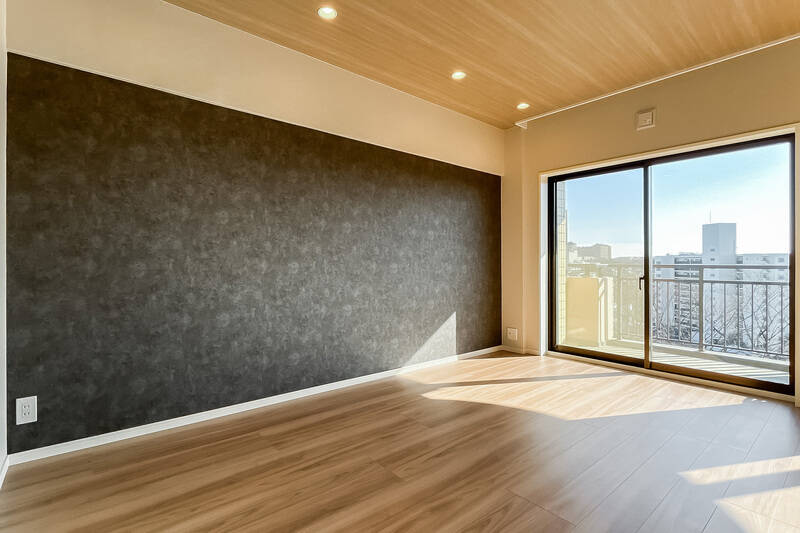 壁の片側にはアクセントクロスが貼られています。追加費用はかかりますが、お好みのものに貼り替えてもOK！