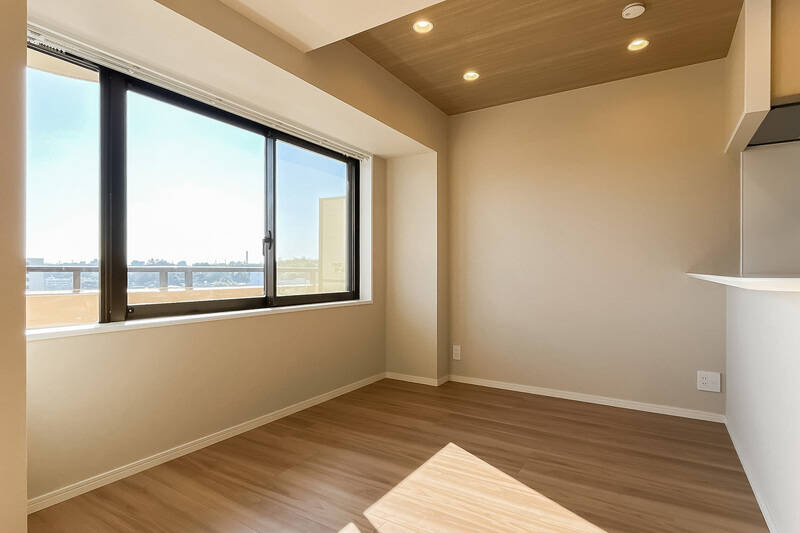 ここで朝食をいただくシーン、ぜひご想像を……♡ 腰高窓だからこそ家具の配置にも困りません。大きなテーブルをどーんと置いちゃってください！