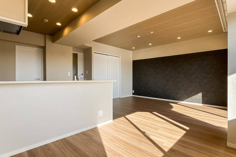 キッチン腰壁は壁面や柱、梁と同じベージュ色。