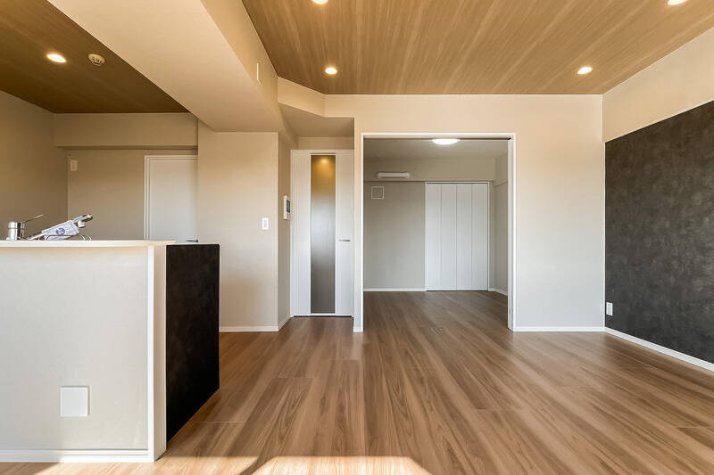 引き戸を開けるとLDKと床がひと続きにつながります。