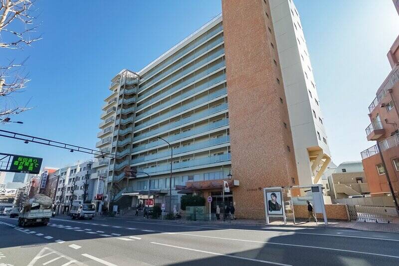 今回ご紹介する物件は、1974年築とは思えないほどきれいな外観。目黒駅から徒歩15分という距離ですが、マンションの目の前にバス停があるので雨の日の移動も安心です。目黒行きだけでなく、渋谷駅、東京駅、二子玉川駅行きなどもあり、ラッシュアワーは運行本数も多いのがうれしい！