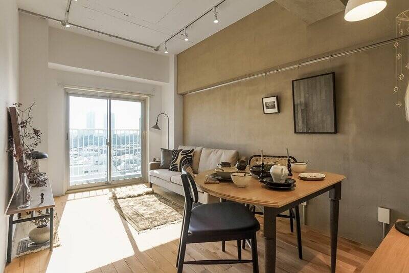 なんという明るさ！ そして、ほんのりと木の香り。無垢フローリングが採用されているため、素足で歩くもの気持ちよさそう。