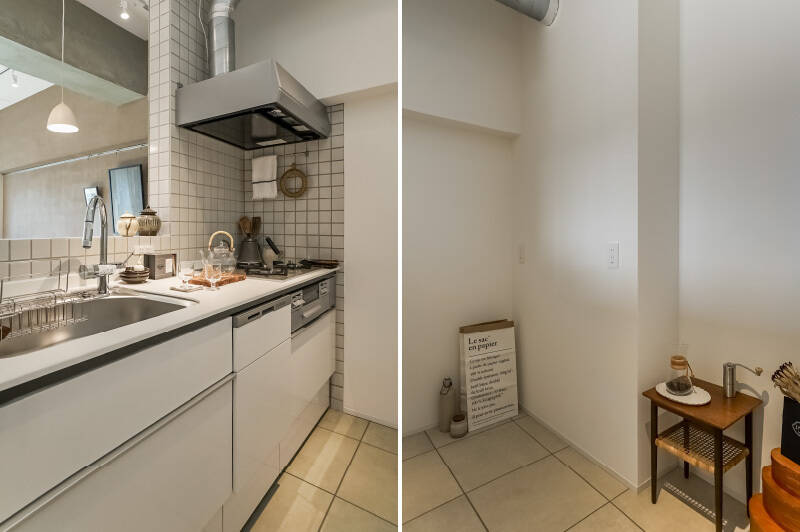 <b>左・</b>キッチンはペニンシュラ型。ホワイトなデザインでタイルとの相性がGOODです。／<b>右・</b>背面にはカップボードが置けるスペースが確保されています。コンセントは、家電が置かれるであろう高さに合わせてふたつ設置。