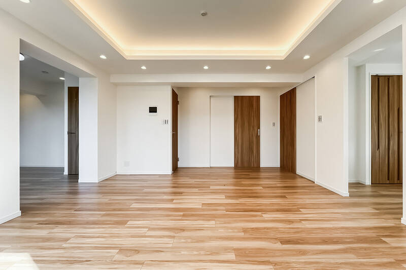 左手の開口の先にもリビングが続きます。こちらは後ほどご紹介しますね。右手にあるキッチンへ進みましょう。