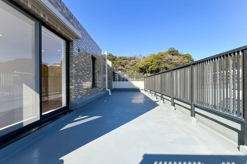 つい走り出したくなるような、ワイドサイズの北東側のルーフバルコニー！洋室Aに隣接しています。