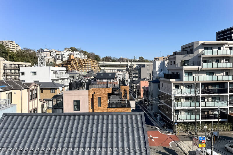 こちらが正面ビュー。周囲の建物は見下ろす位置にあるため、視線をあまり気にすることなく寛げそうです。