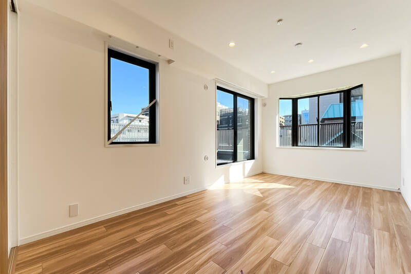 北東・南東の二面採光。シングルベッドを2つ並べてもゆとりのある、広々とした長方形の間取りです。