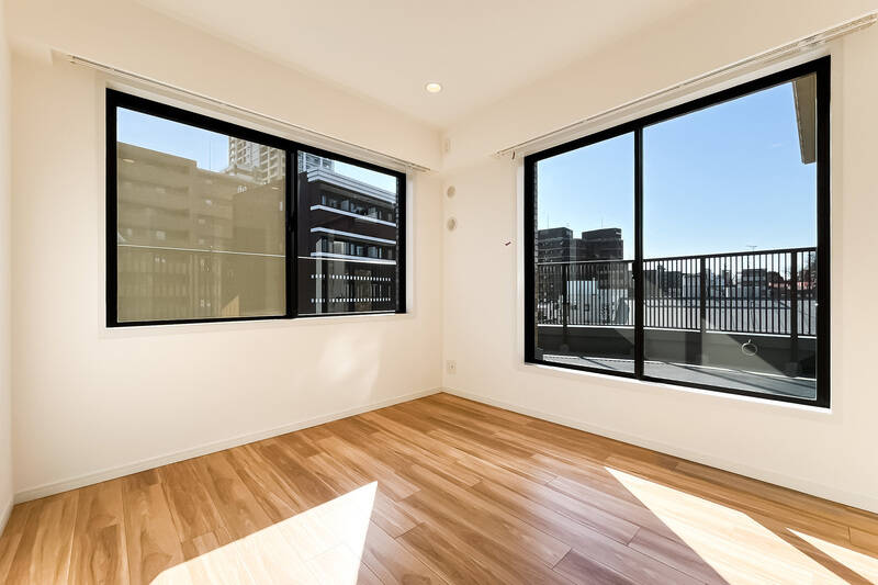 南東・南西の二面採光。ダブルベッドとデスクを配置できる広さを確保しています。