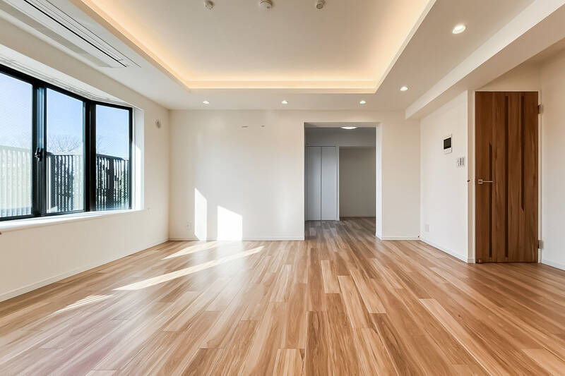 左手の出窓からも、コンパクトなルーフバルコニーに出られますよ。正面にある開口の先へ進みます。