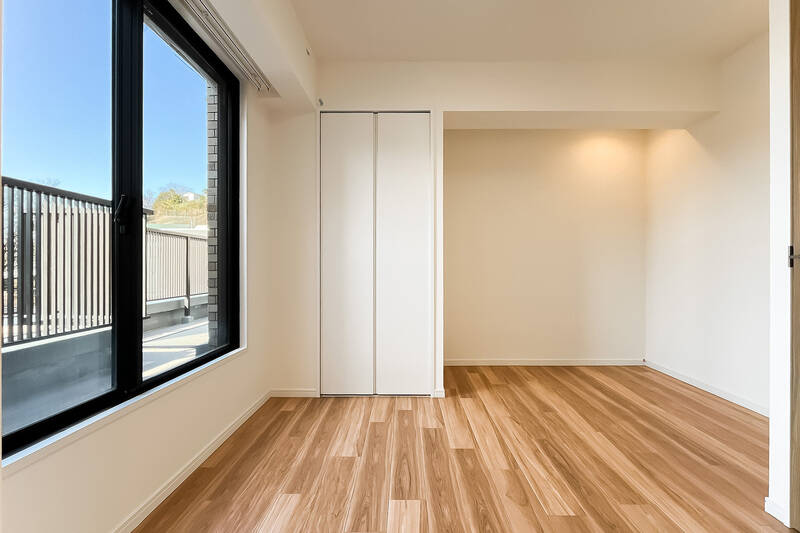 コンパクトな収納を備えたこちらのスペースは、LDKと連続したセミクローズな空間。LDKを通らず、玄関から直接出入り可能です。