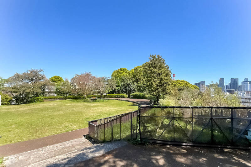 マンション付近には公園が点在しています。中でも「浅間台みはらし公園」からは素晴らしい眺望が広がり、夜には街の灯りが美しく見えますよ。ただし坂道アクセスなので、心して向かいましょう。（徒歩7分）