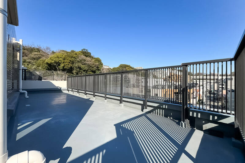 ご紹介する住戸は、<b>5階建てマンションの最上階に所在する三方角部屋</b>。約65㎡のルーフバルコニー付きで、空を近くに感じられる開放感が魅力です◎