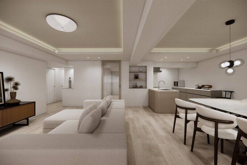 壁面にはニッチや飾り棚を設け、旅先で手に入れた民芸品やアートをギャラリーのように飾る楽しみも。キッチンの腰壁は、角にやわらかなアールを描き、木のリブを施すことで、空間にさりげないアクセントを添えています。