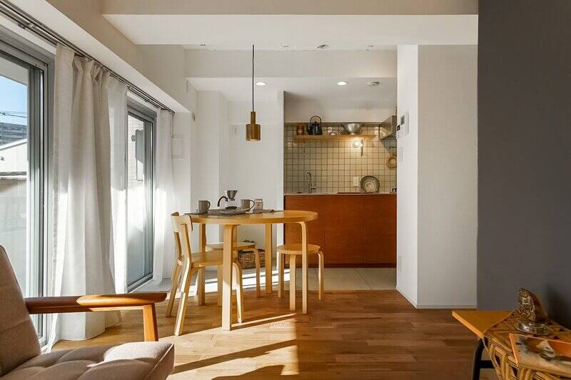 玄関から入って廊下を進んでいくと現れるLDK。広さは約10.5帖。南西向きの窓からたっぷりと日が差し込んできます。
