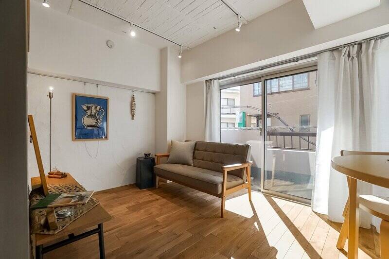 こちらはリビング。左手の壁には凹凸感のある塗装が施されています。