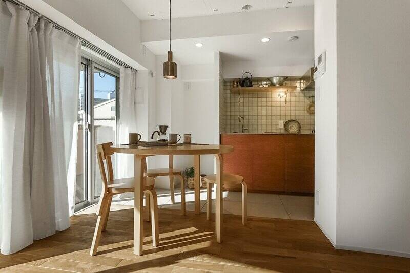 振り返るとダイニング。リビングと同じくコンパクトなスペース。