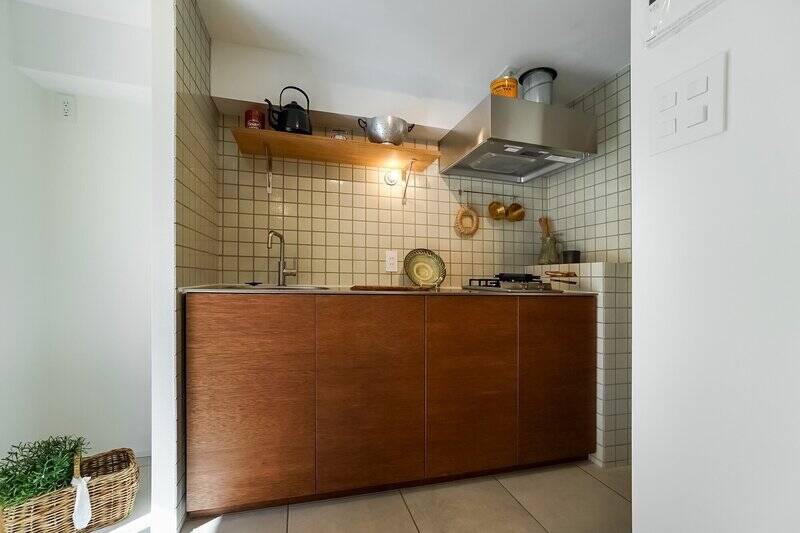 取材時に特に気になったのがキッチン。天板にステンレス、収納部分に木材を使用した「toolbox」のものを採用。さらに壁面はタイル貼りになっており、素材にこだわりを感じられるキッチンです。