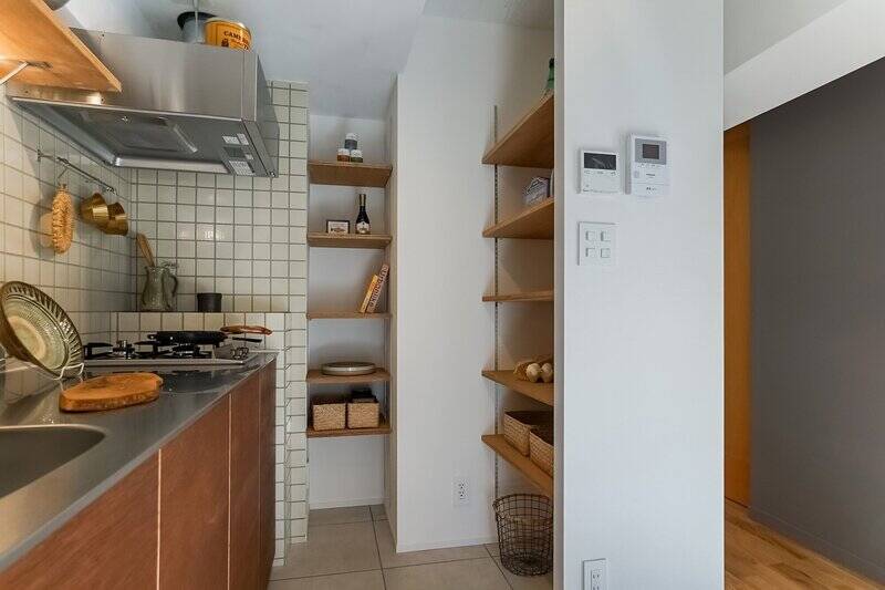 キッチンの奥には、木製棚の収納がふたつあります。調理家電と併せて食品ストックなどをここに置いておくと、毎日の料理が快適になりそうです。