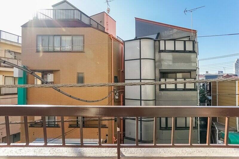 リビングからバルコニーに出てみると、しっかりと日が差し込んでくるのが分かります。対面のマンションとは、道路1車線分の間が空いているので、圧迫感は感じにくいです。