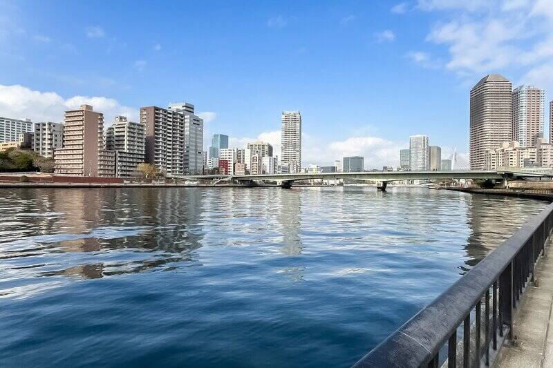 取材のスタートは、物件から徒歩4分の場所にある、隅田川沿いの散歩道から。物件の最寄り駅は都営大江戸線・東京メトロ有楽町線「月島」(徒歩2分)で、ビジネスエリアへのアクセスが良好です◎