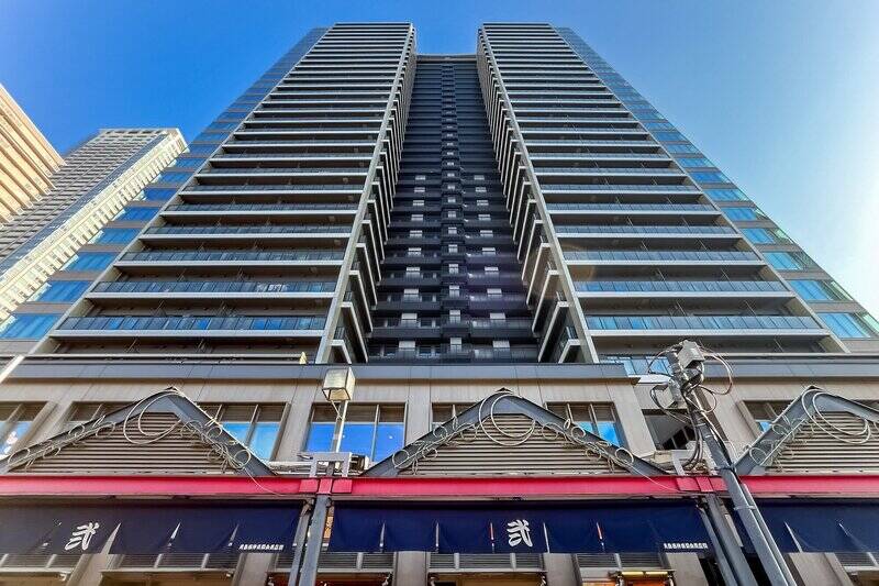 月島といえば、「月島西仲通り商店街」通称 “もんじゃストリート”!商店街の後にそびえ立つ「MID TOWER GRAND(ミッドタワーグランド)」が今回ご紹介するマンションです。