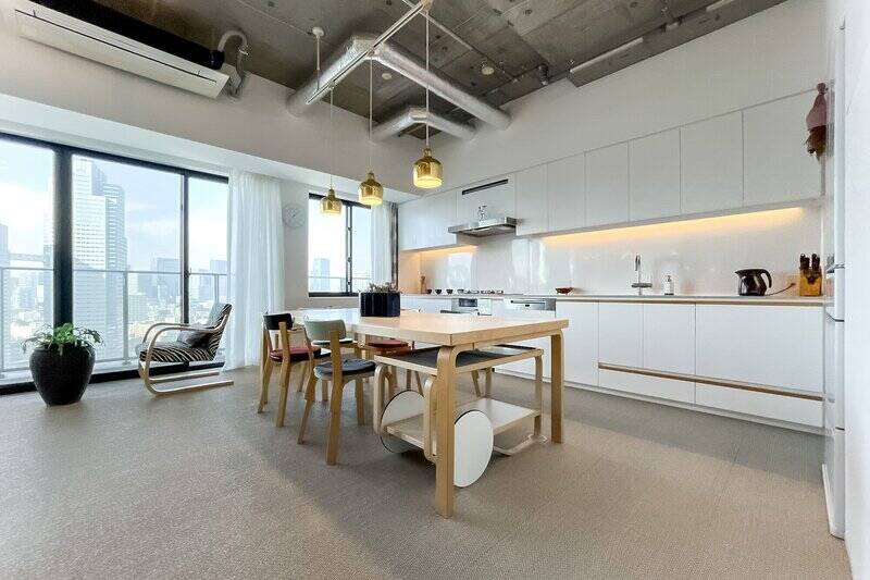 壁一面にスッキリと収まっている幅4.4mの造作キッチン。