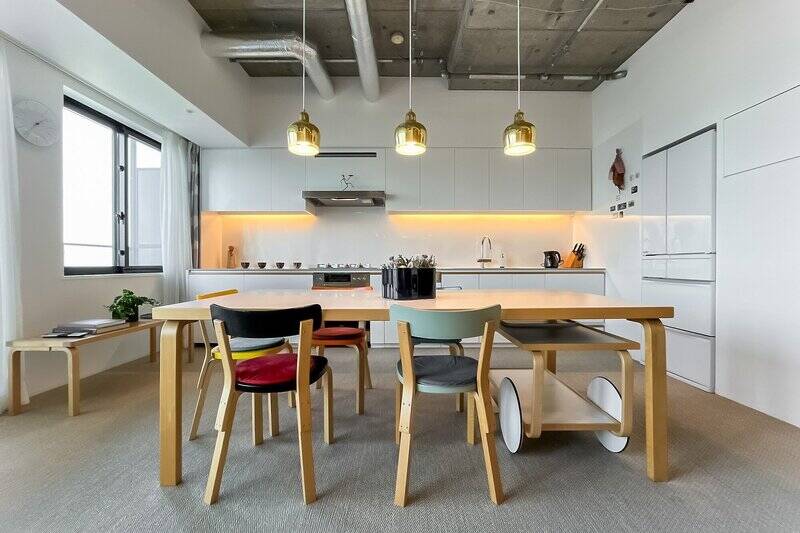 ダイニング・キッチンスペースを見た様子。冷蔵庫も壁に収まっていて、生活感が出づらい工夫がされています。