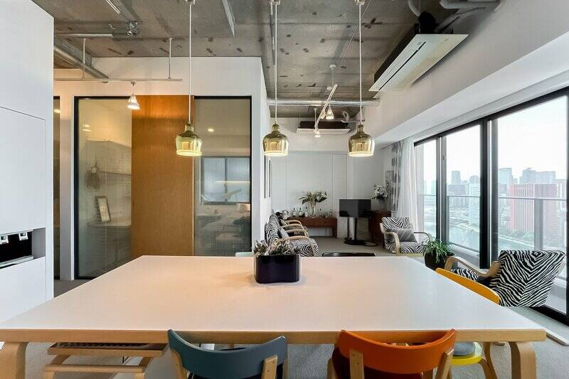 キッチン側からリビングを見た様子。天井にはカセット型エアコンが2台設置されています。