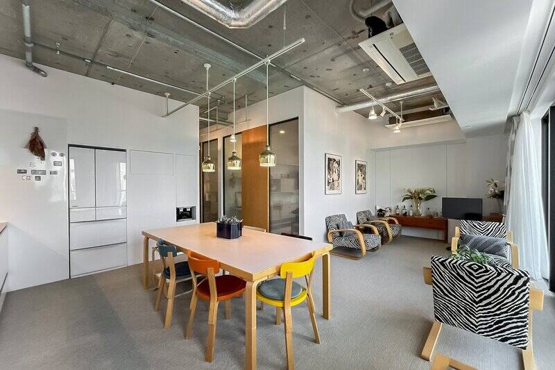 洋室のガラスと大きな木製建具の引き戸が空間のアクセント。続けて2つの洋室を見ていきましょう!