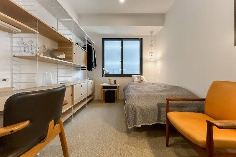 南西向きの腰窓が付いた、LDKのお隣の洋室A。シングルベッドとオープン収納が置ける広さです。