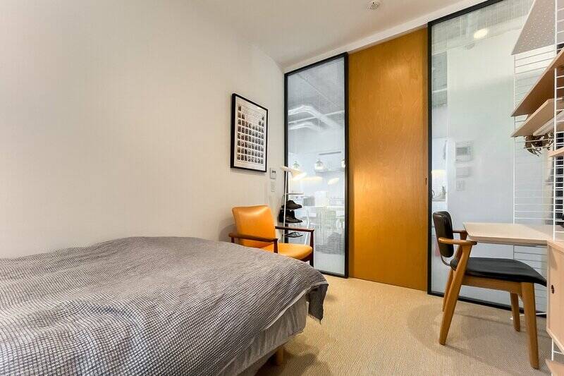 ガラス部分には、ロールカーテンを付けて目隠しをすることも可能です。