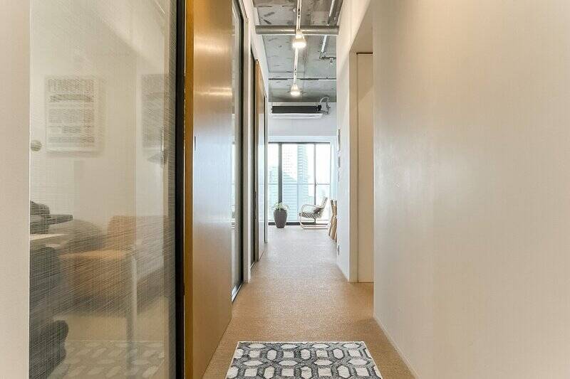 玄関からLDK側を見た様子。右手側に、収納と水まわりスペースがあるので、見ていきましょう。