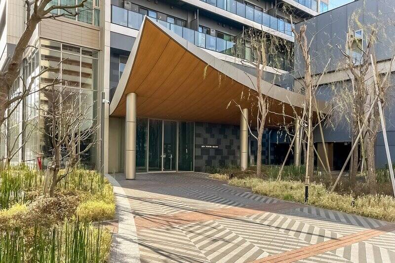 植栽に囲まれたエントランスアプローチは、街のにぎわいから自然と気持ちを切り替えられる、心地よい雰囲気です。