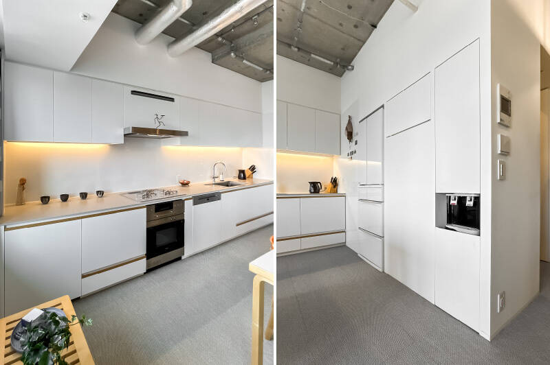 <b>左・</b>キッチンの下には、ワインセラー・リンナイの電子レンジ付きオーブン・ミーレの食洗機が収まっています。/<b>右・</b>冷蔵庫の右手には、ウォーターサーバーが壁の中に収まるよう設計されていますよ。