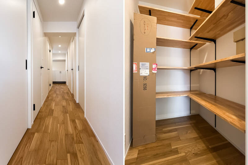 <b>左・</b>ながーい廊下。白い建具と黒の取手で統一されています。／<b>右・</b>廊下の途中にはゆったりした納戸が。生活用品の買い置きスペースや、季節家電などの収納にぴったり！
