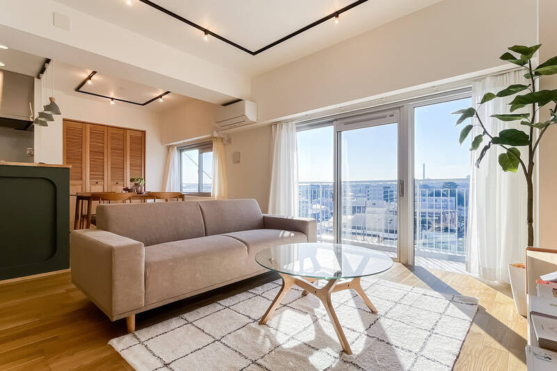 住戸は南東の角部屋。南側のバルコニーから、文字通りさんさんと光が差し込んでいます。